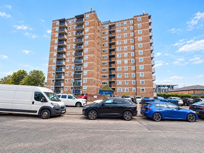 2 Bedroom Flat To Rent In Gainsborough House, Ayley Croft, Enfield, EN1
