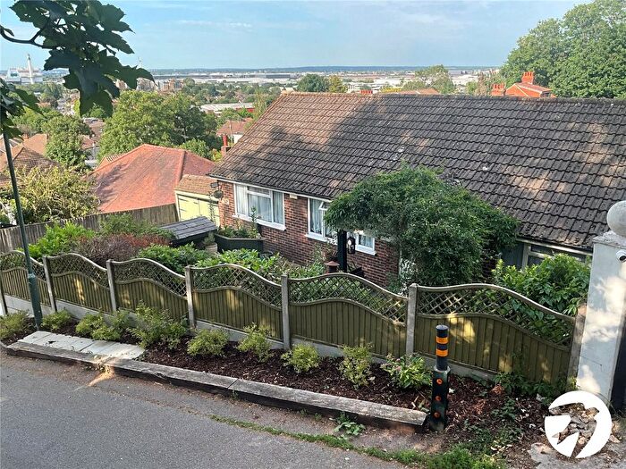 3 Bedroom Bungalow For Sale In Bunkers Hill, Belvedere, DA17