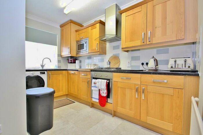 4 Bedroom Semi-Detached House To Rent In Guildford, GU2