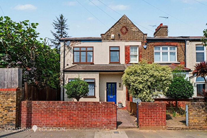 3 Bedroom Semi-Detached House For Sale In Ladbroke Road, Enfield, EN1