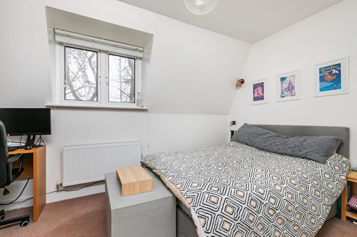 2 Bedroom Flat For Sale In Fraser Gardens, Winchester, SO22