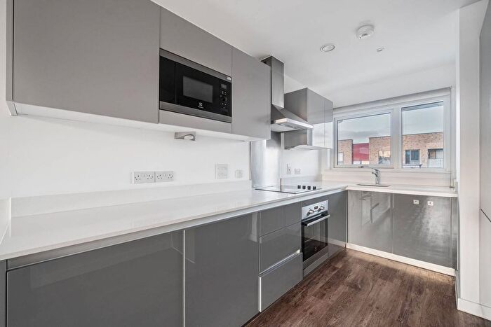 2 Bedroom Flat To Rent In New Cross Road, New Cross, London, SE14