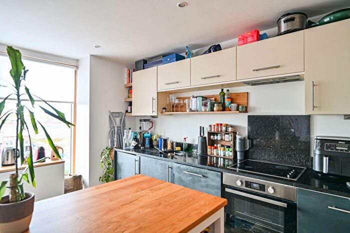 2 Bedroom Flat For Sale In Wick Lane, Bow, London, E3