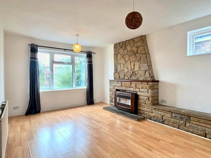 3 Bedroom Flat To Rent In Howard Road, London, E17