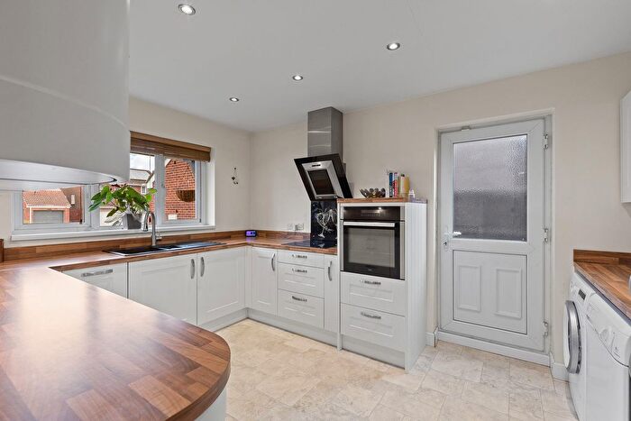 4 Bedroom Detached House For Sale In Lyndale Avenue, Edenthorpe, Doncaster, DN3