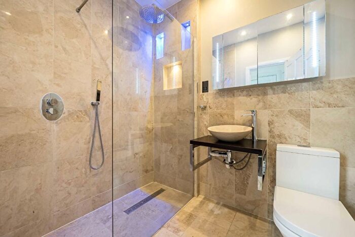 2 Bedroom Flat For Sale In Dancer Road, Kew, Richmond, TW9