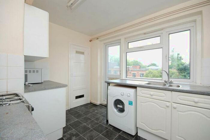 3 Bedroom Flat To Rent In Wentworth Lodge, Finchley, London, N3
