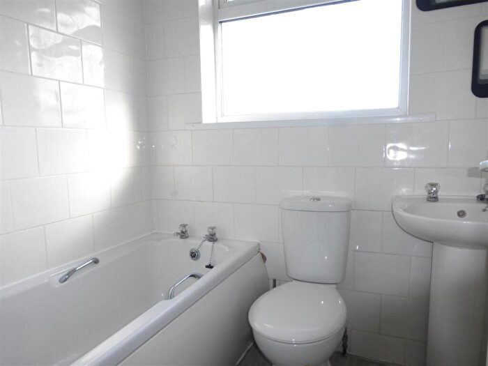 3 Bedroom Terraced House To Rent In Hollystitches Road, Nuneaton, CV10