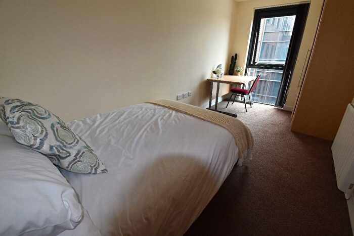 3 Bedroom Flat To Rent In Fitzwilliam Street, Sheffield, S1