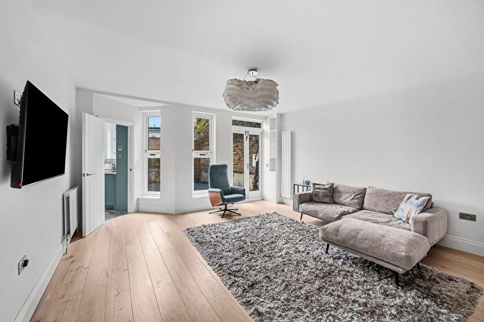 2 Bedroom Flat For Sale In Ledbury Road, Notting Hill, W11