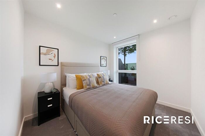 2 Bedroom Flat To Rent In Henshaw Parade, The Hyde, London, NW9