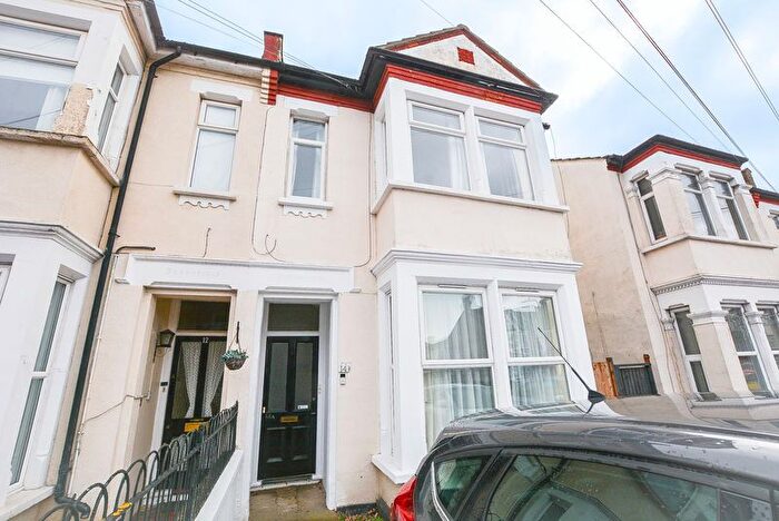 2 Bedroom Flat For Sale In Belle Vue Avenue, Southend-On-Sea, SS1