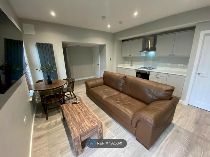 2 Bedroom Flat To Rent In Otley Road, Leeds, LS16