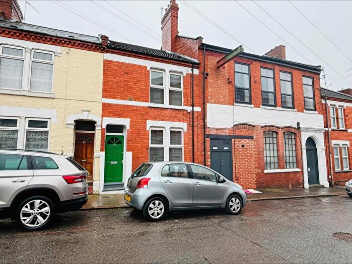 3 Bedroom Terraced House For Sale In Artizan Road, Abington, Northampton, NN1