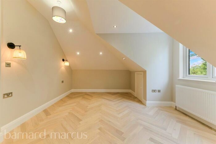 3 Bedroom Bungalow For Sale In Cudas Close, Stoneleigh, KT19
