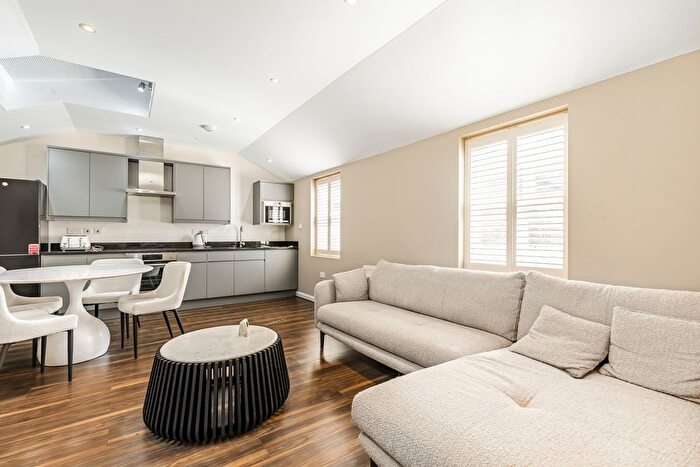 3 Bedroom Mews To Rent In Foxton Mews, Richmond, TW10