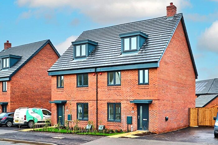 4 Bedroom Semi Detached House For Sale In Clipstone Park, Leighton Buzzard, LU7