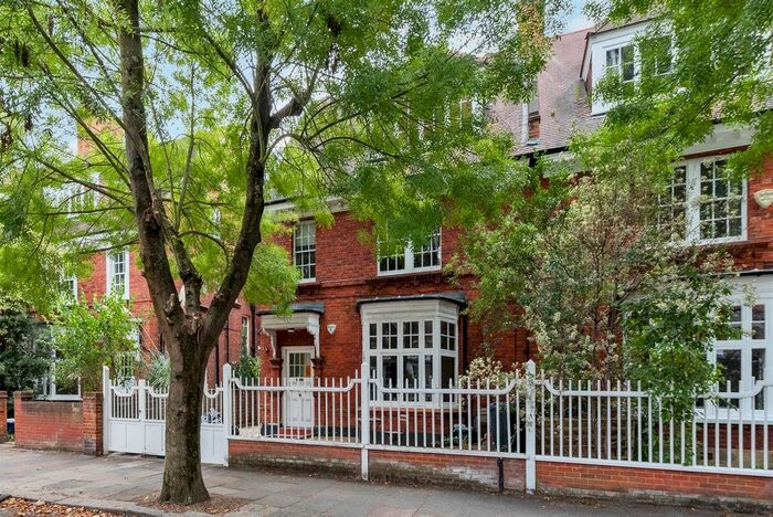 3 Bedroom Flat To Rent In Woodstock Road, Chiswick, London, W4