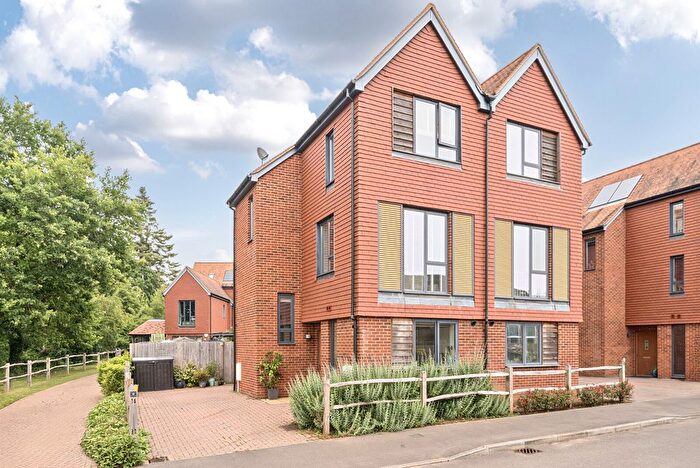 3 Bedroom Semi-Detached House For Sale In Sycamore Avenue, Leithfield Park, Godalming, GU7