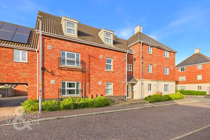 2 Bedroom Flat For Sale In Bullfinch Drive, Harleston, IP20