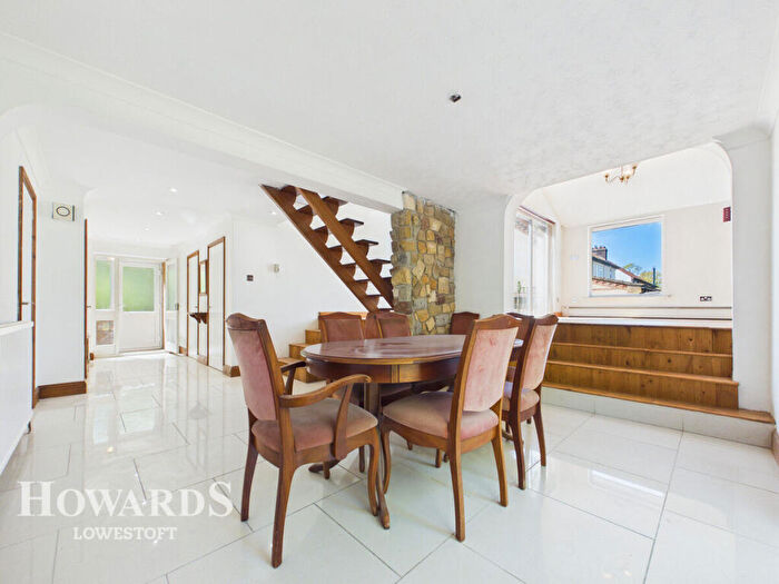 4 Bedroom Detached House For Sale In Gunton Avenue, Lowestoft, NR32