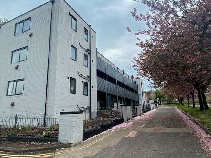 1 Bedroom Apartment To Rent In West Parade Flats, Halifax, HX1