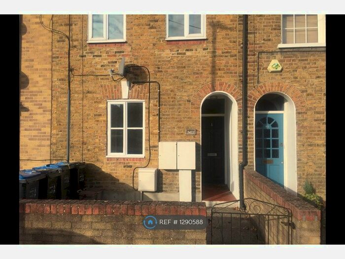 Studio To Rent In Hastings Court, London, SW19