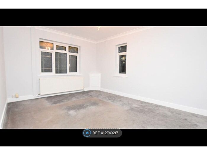 3 Bedroom Maisonette To Rent In Beechwood Park, London, E18