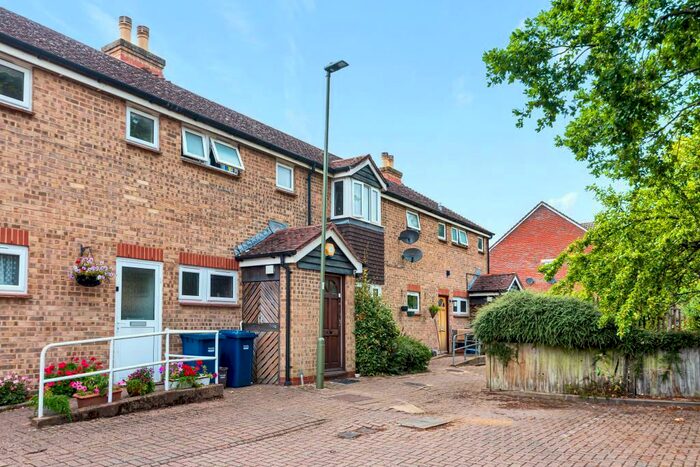 2 Bedroom Maisonette To Rent In Rossiter Fields, Barnet, EN5