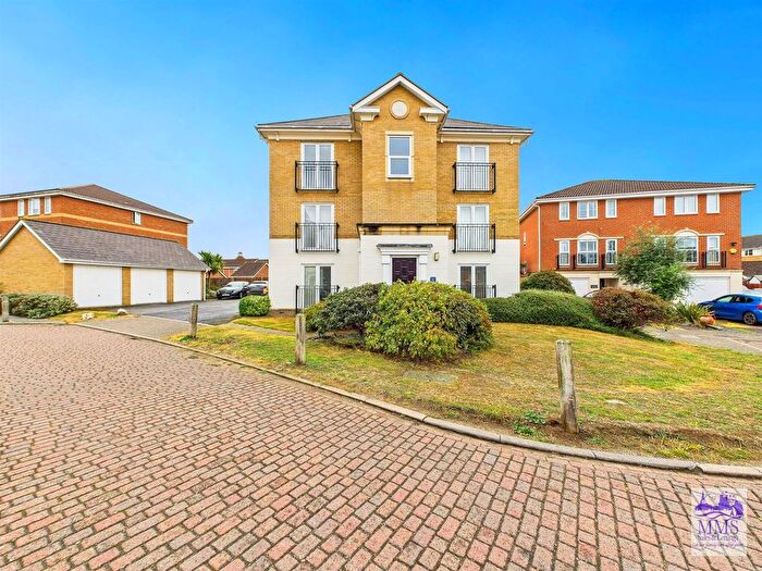 3 Bedroom Flat For Sale In Bradfords Close, St. Marys Island, Chatham, ME4