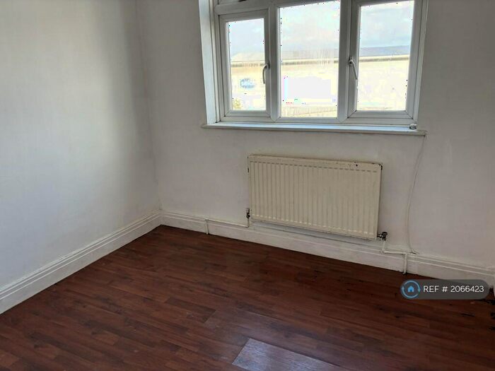 4 Bedroom Flat To Rent In Book Centre Mansions, London, NW10