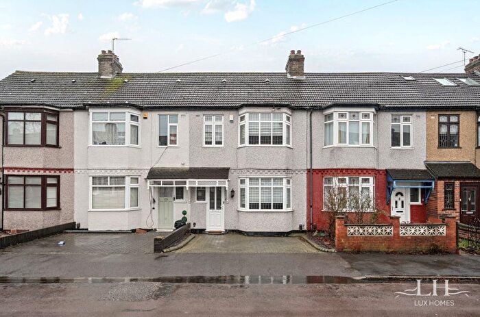 3 Bedroom Terraced House For Sale In Strathmore Gardens, Hornchurch, RM12