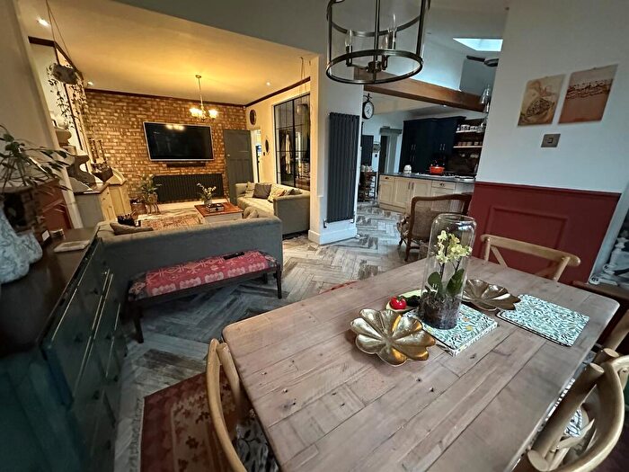 6 Bedroom Detached House For Sale In Dogsthorpe Road, Peterborough, PE1