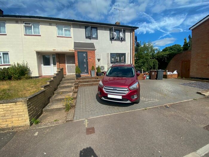 4 Bedroom End Of Terrace House To Rent In King George Close, SG1