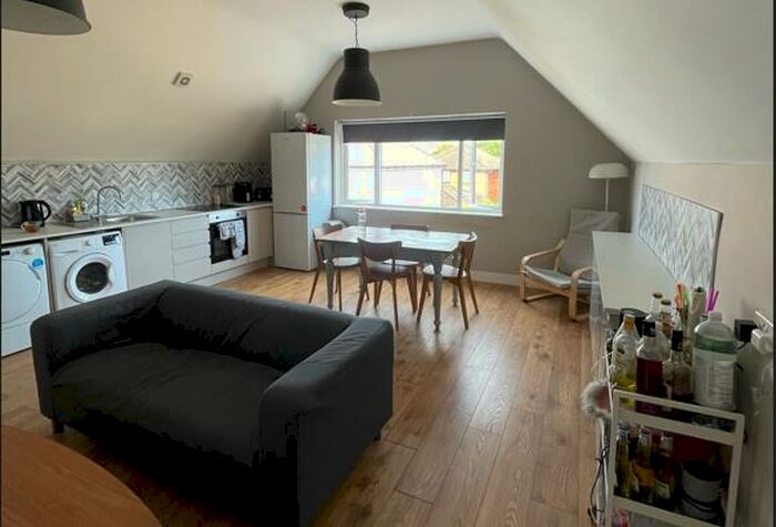 4 Bedroom House To Rent In Gloucester Road, Patchway, BS34