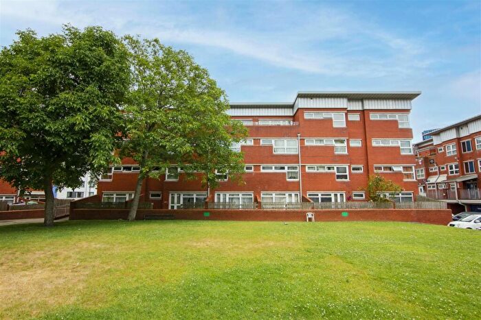 3 Bedroom House To Rent In Shepherds Gardens, Birmingham, West Midlands, B15