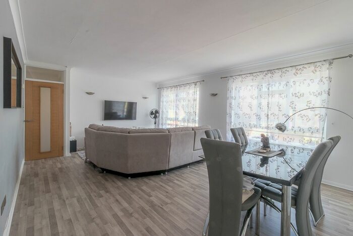 2 Bedroom Flat To Rent In Howton Place, Bushey Heath, Bushey, Hertfordshire, WD23