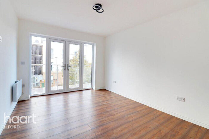 3 Bedroom Flat To Rent In Blackberry Close, London, E17