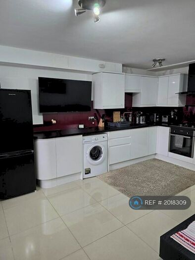 1 Bedroom Flat To Rent In Copperfield, Chigwell, IG7
