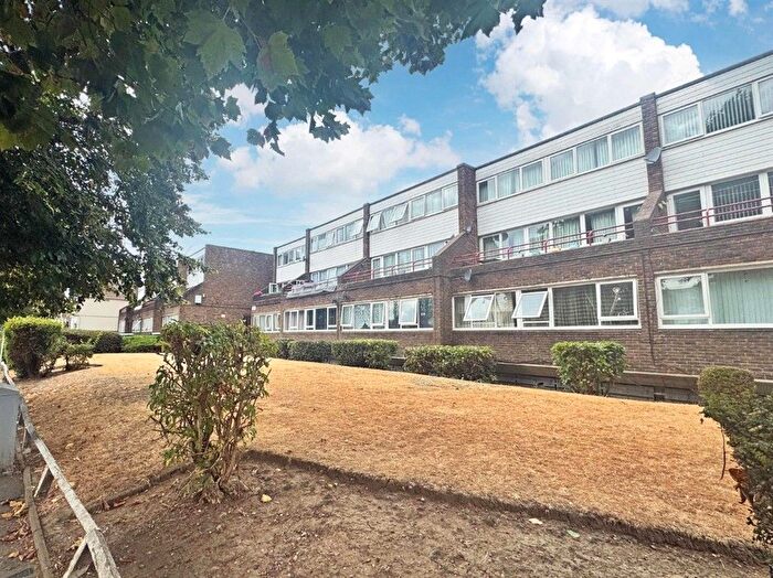 2 Bedroom Flat For Sale In Avenue Road, Southall, UB1