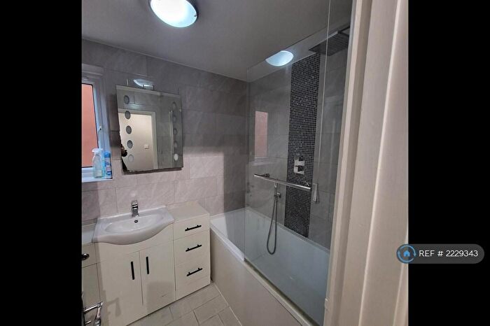 3 Bedroom Flat To Rent In Richmond Park Road, Bournemouth, BH8
