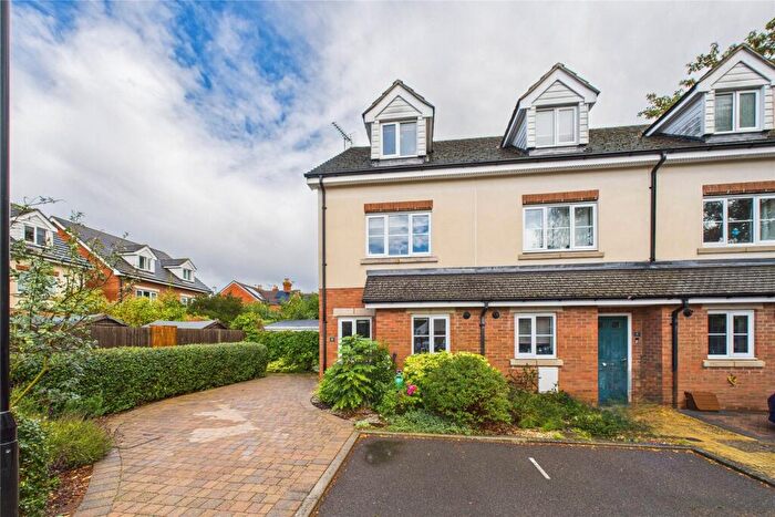 3 Bedroom End Of Terrace House For Sale In Gloster Close, Farnborough, Hampshire, GU14