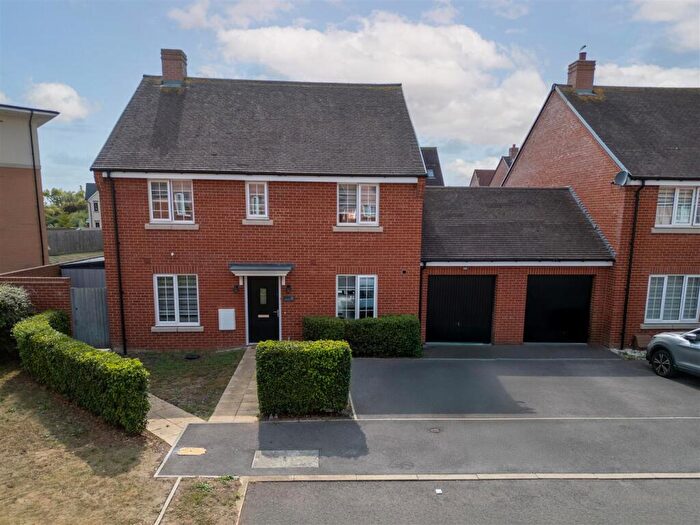4 Bedroom Link Detached House For Sale In Apollo Close, Aylesbury, HP18