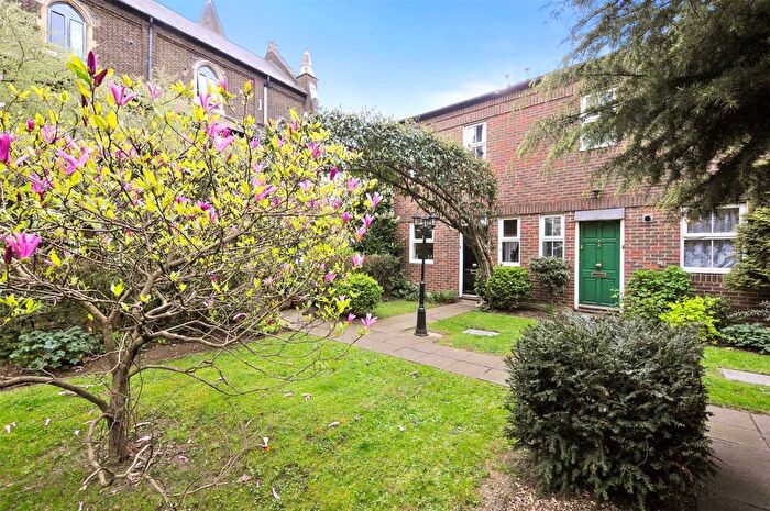 2 Bedroom Terraced House To Rent In Bartholomew Square, London, E1