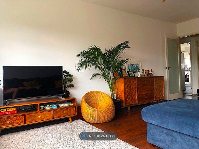 2 Bedroom Flat To Rent In Woodlands, London, E11