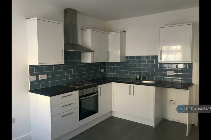 1 Bedroom Flat To Rent In Luton Road, Chatham, ME4