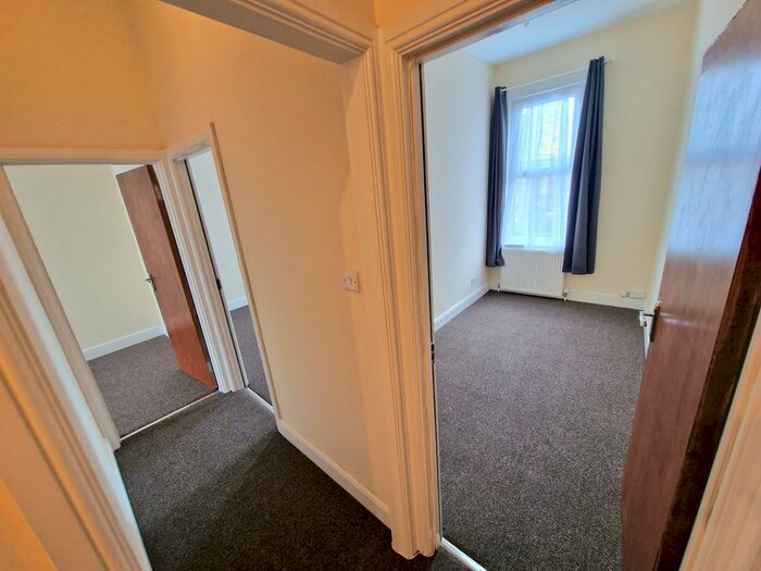 3 Bedroom Flat To Rent In Green Lanes, London, N13