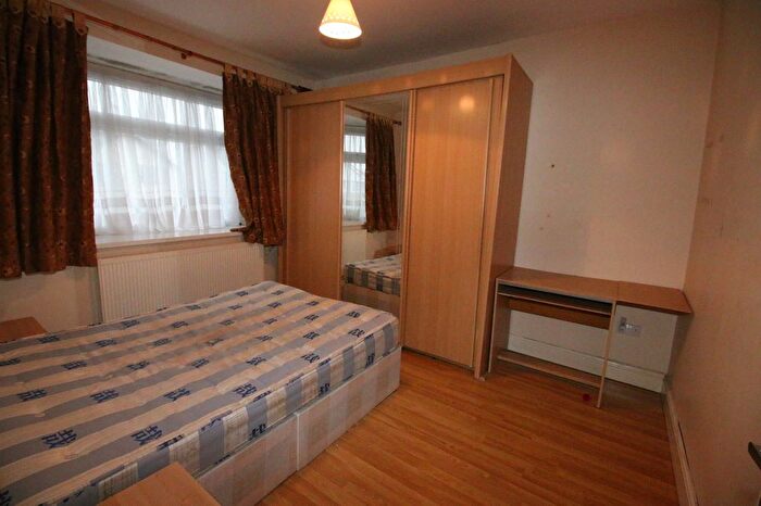 5 Bedroom Semi-Detached House To Rent In Durham Road, Feltham, TW14