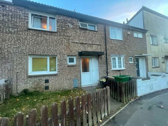 3 Bedroom House To Rent In Paddock Mill Court, Northampton, NN3