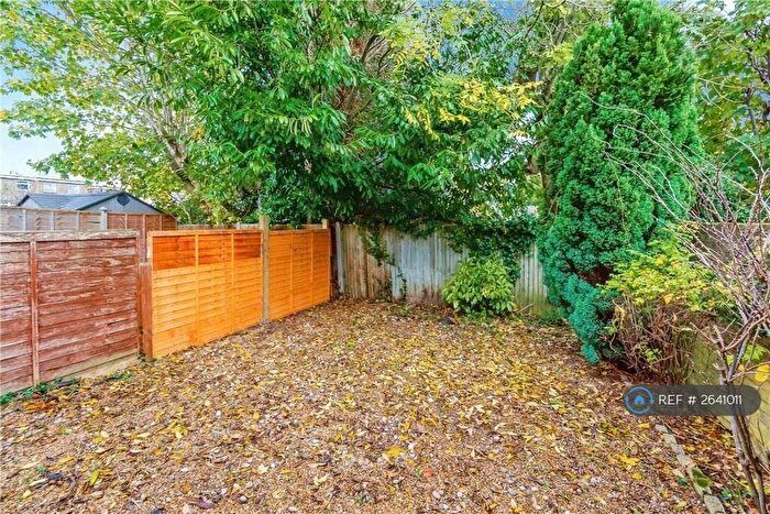 2 Bedroom Semi-Detached House To Rent In Hamond Close, South Croydon, CR2